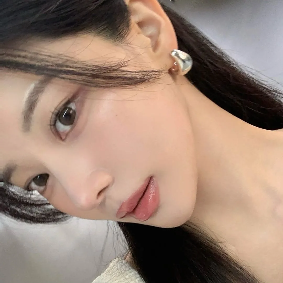 cô gái Hàn Quốc với làn da căng bóng nhờ sử dụng kem dưỡng