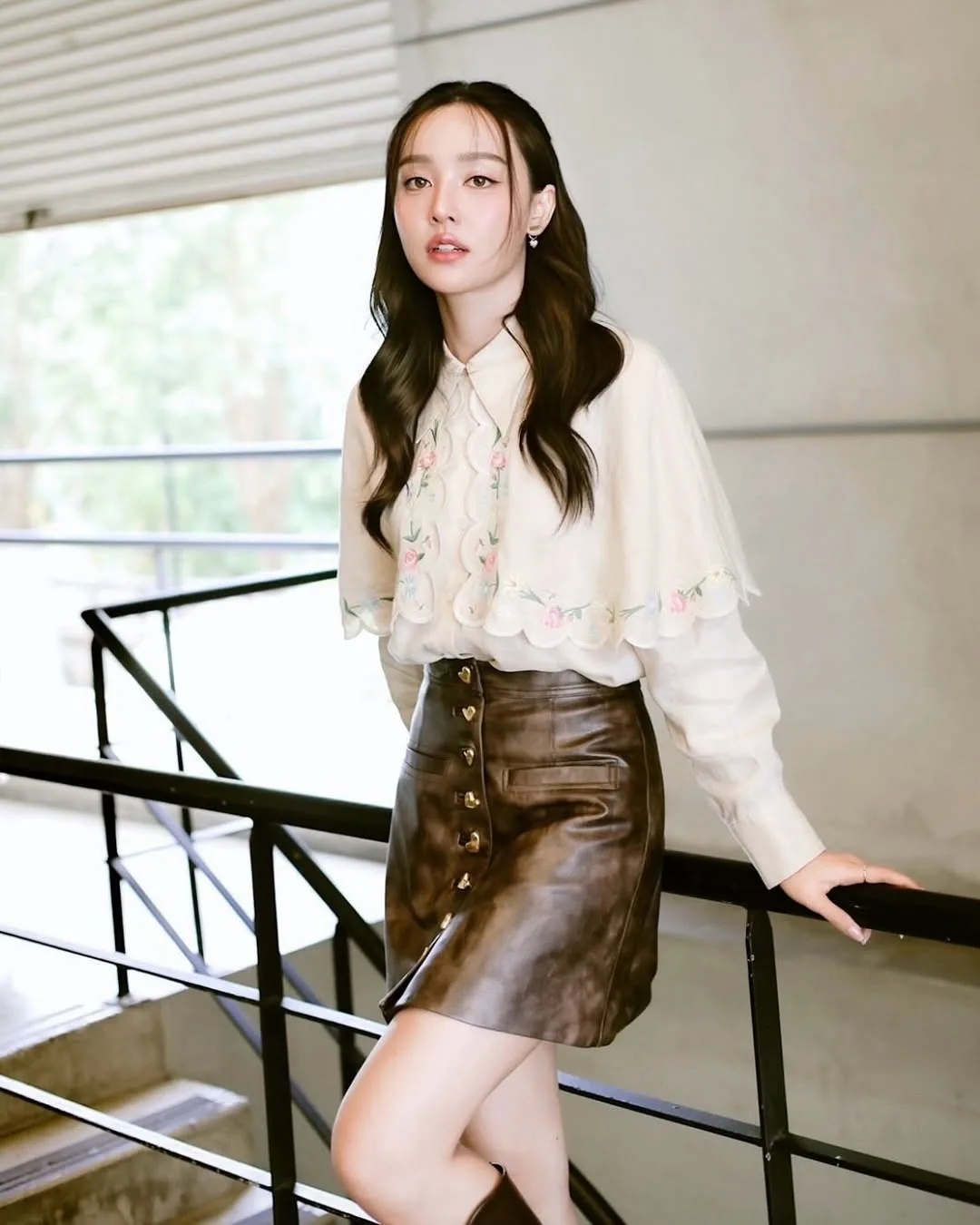 Nữ model Pichukkana diện áo bồng bềnh Sretsis.