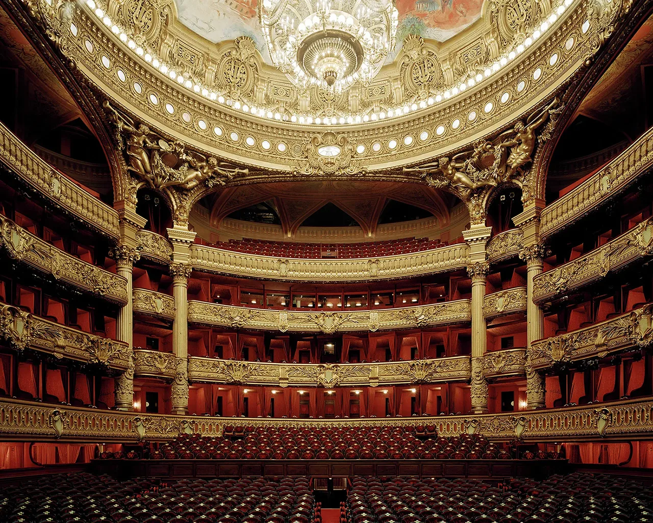 bên trong nhà hát opera The Palais Garnier