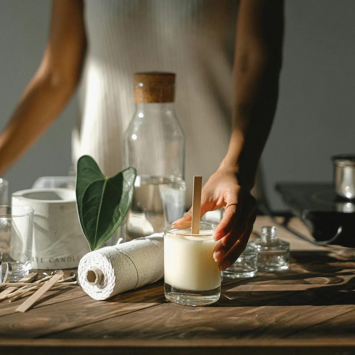 Cô gái chế tạo nến thơm