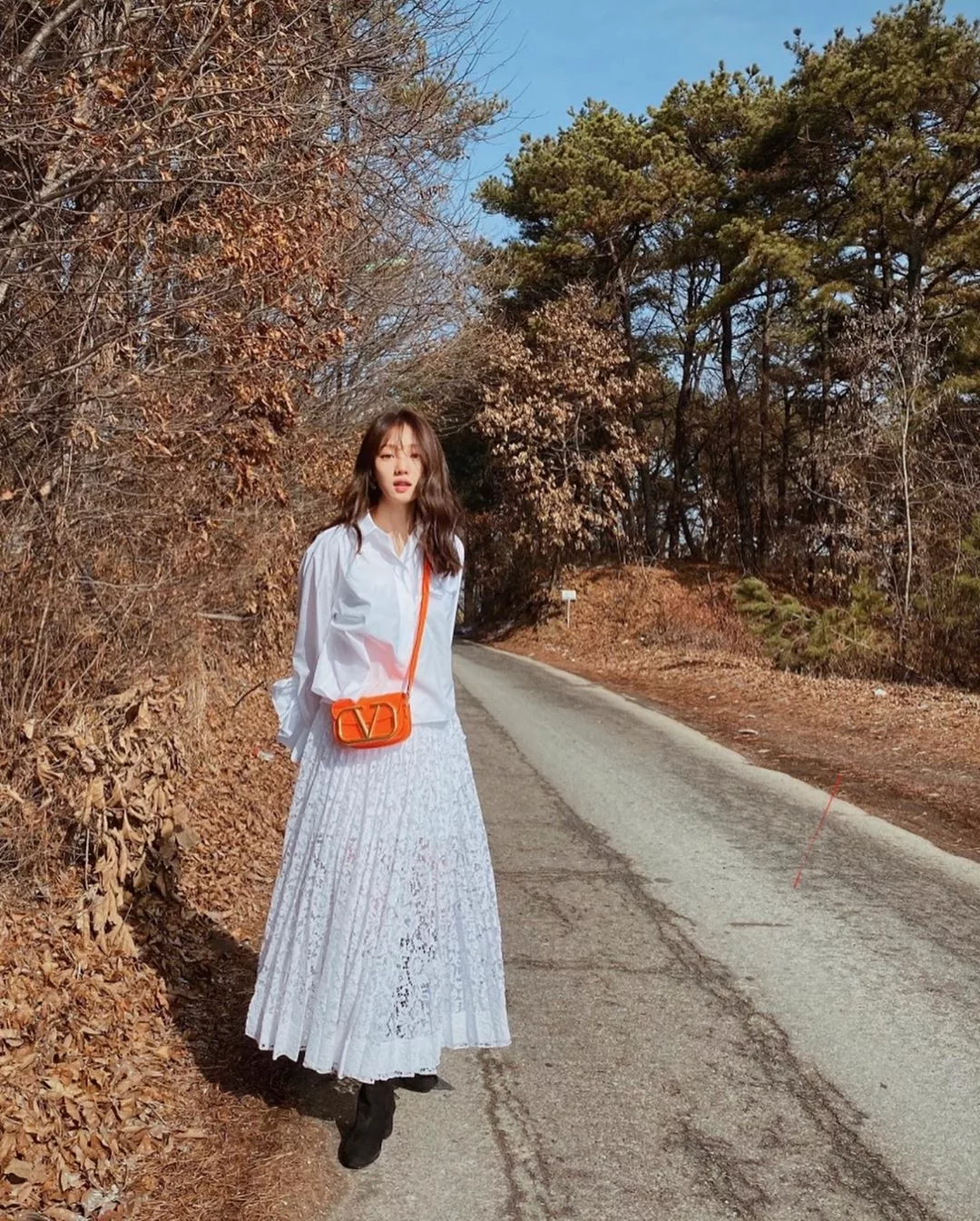 chân váy xòe ren trắng áo sơmi trắng lee sung kyung
