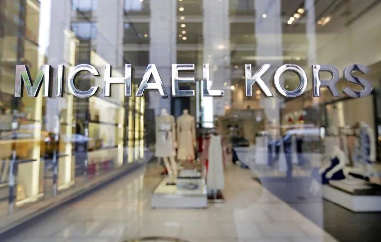 Điểm tin thời trang: Christopher Bailey được phong tước sĩ quan. Michael Kors chính thức đổi tên thành Capri Holdings
