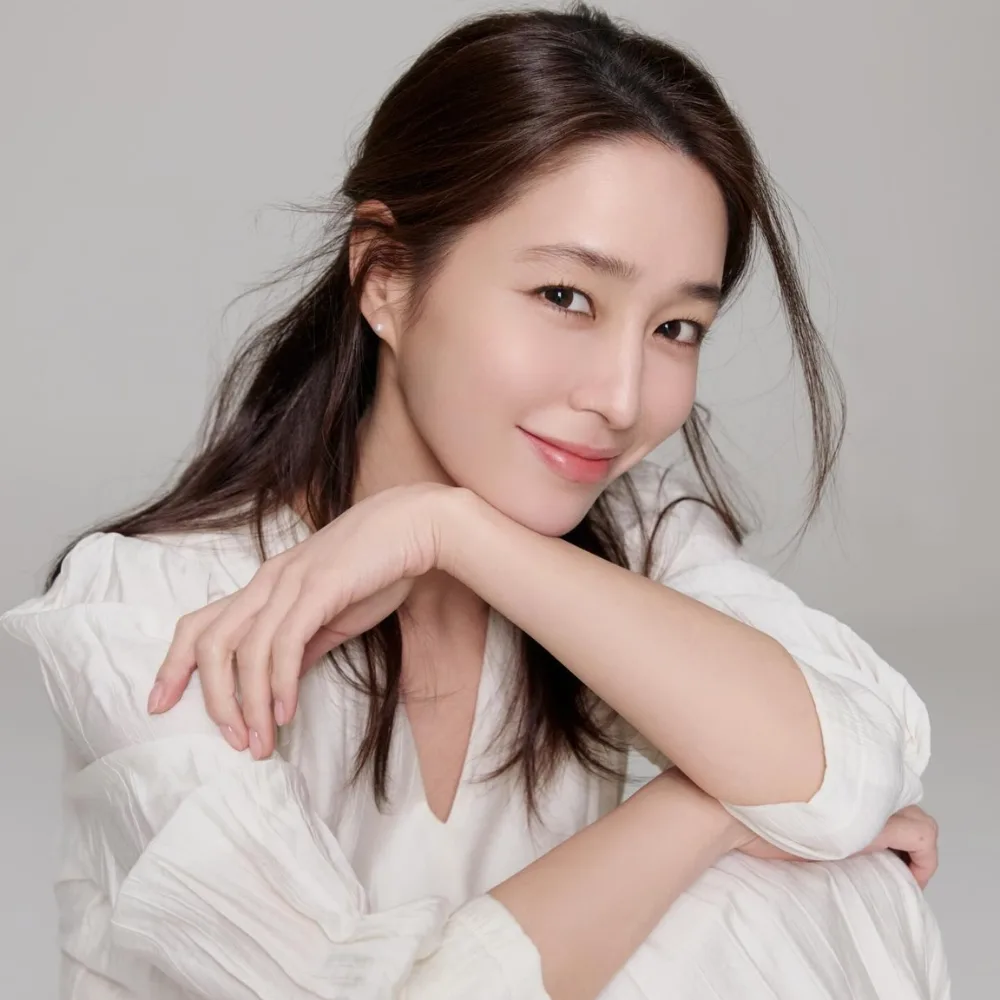 Lee Min Jung cười mỉm