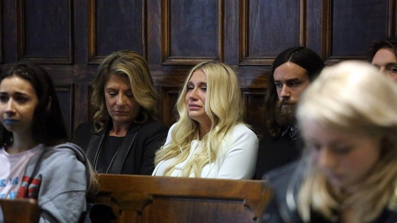 Kesha suy sup tại phiên tòa sau khi nghe phán quyết thua kiện