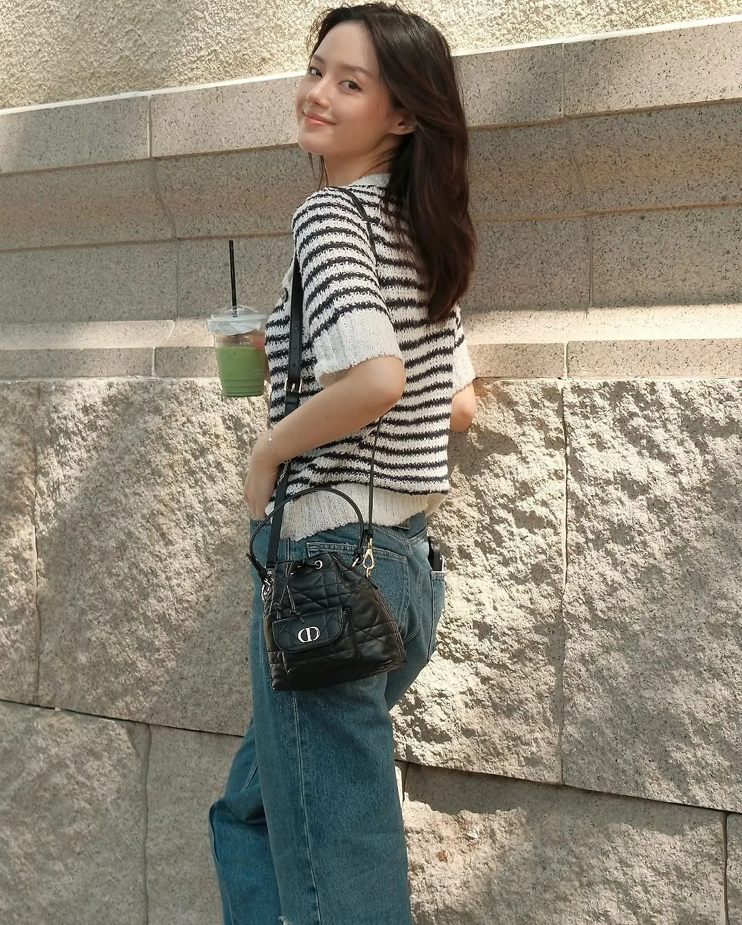 Outfit đơn giản với áo kẻ sọc và quần jeans đã có thể dạo phố ngày Hè.