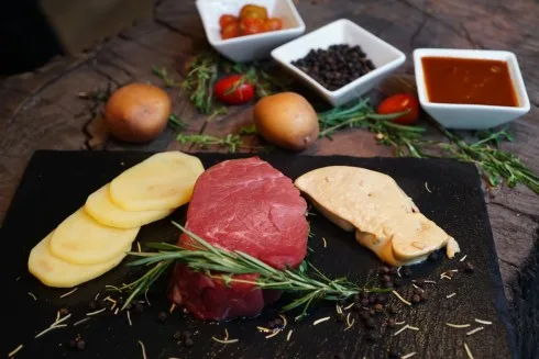 Món thịt bò nướng thảo mộc ăn kèm với khoai tây cắt lát và sốt gan ngỗng của Moo Beef Steak từng chinh phục nhiều thực khách sành ăn.