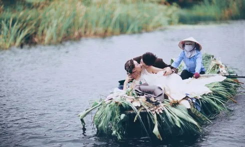 Nét hoang sơ và thơ mộng của Tràng An chính là điểm hấp dẫn các cặp đôi đến chụp ảnh cưới