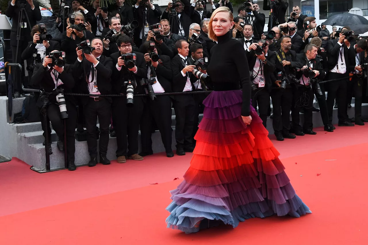 Cate Blanchett mặc đầm cầu vồng Givenchy trên thảm đỏ Cannes 2018