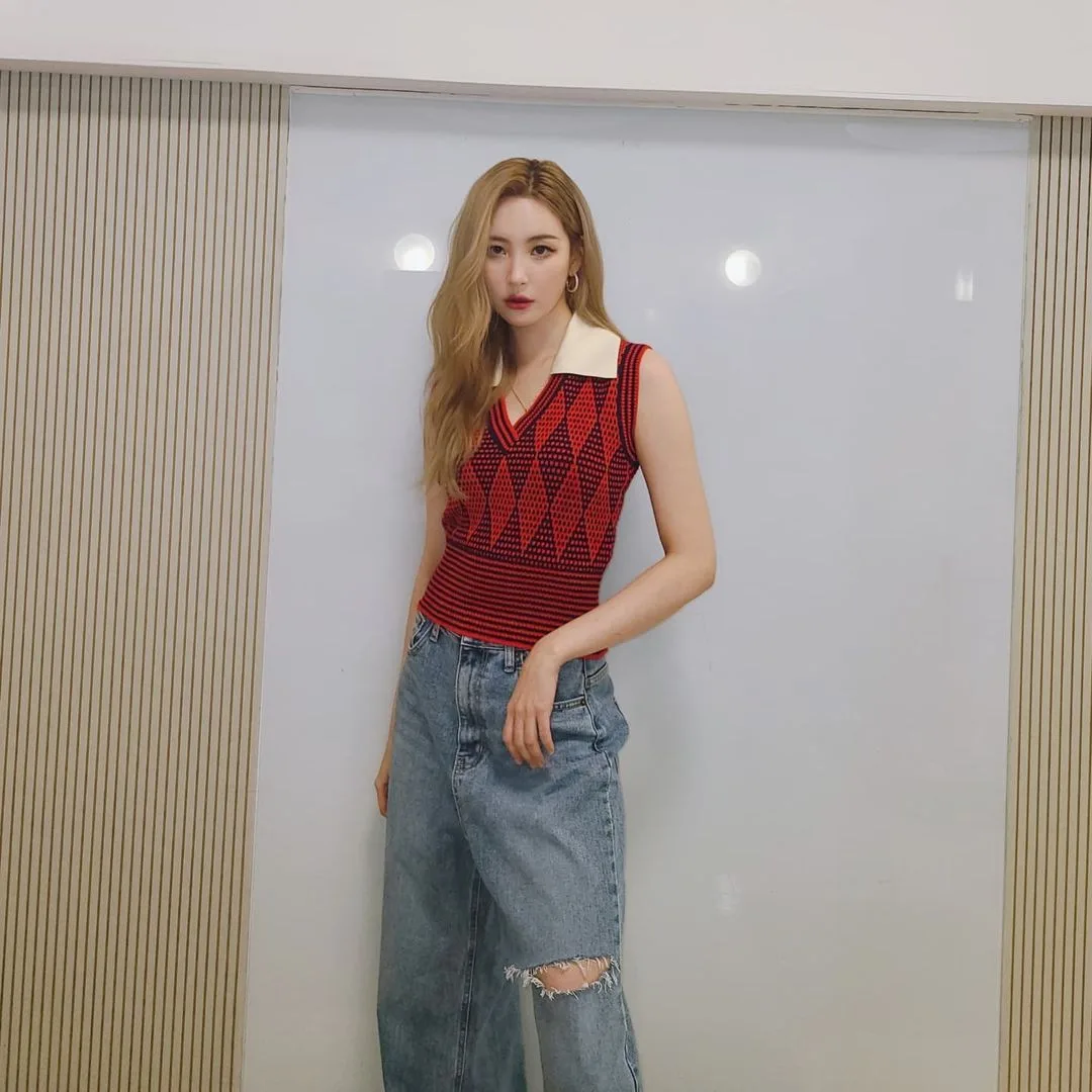 sunmi diện gile cùng quần jeans