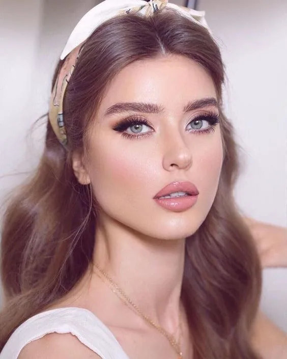 trang điểm vintage cùng phụ kiện nơ đeo đầu