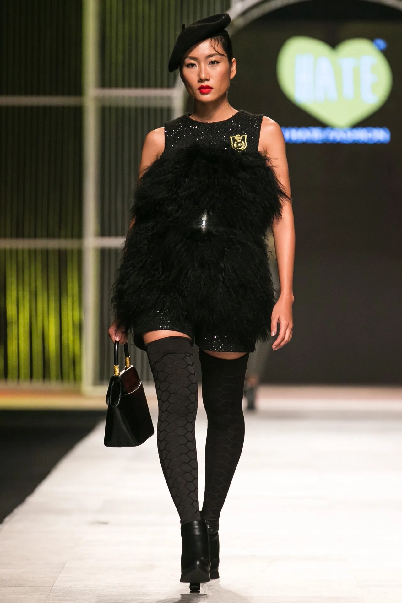 I HATE FASHION thả “Ký ức những mùa đông cũ kỹ” vào BST Thu-Đông 2016 tại VIFW - ELLE VN