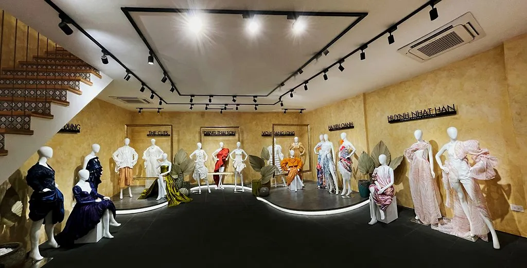 Bảo tàng thời trang Fashion Voyage Gallery là nơi lưu trữ, trưng bày, triển lãm các bộ sưu tập thời trang, các tác phẩm nghệ thuật về thời trang hay tư liệu của một trong những chuỗi sự kiện thời trang đẳng cấp quốc tế tại Việt Nam Bảo tàng thời trang Fashion Voyage Gallery là nơi lưu trữ, trưng bày, triển lãm các bộ sưu tập thời trang, các tác phẩm nghệ thuật về thời trang hay tư liệu của một trong những chuỗi sự kiện thời trang đẳng cấp quốc tế tại Việt Nam