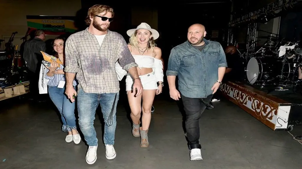 Mẹ Miley Cyrus lấp lửng về việc đính hôn của con gái