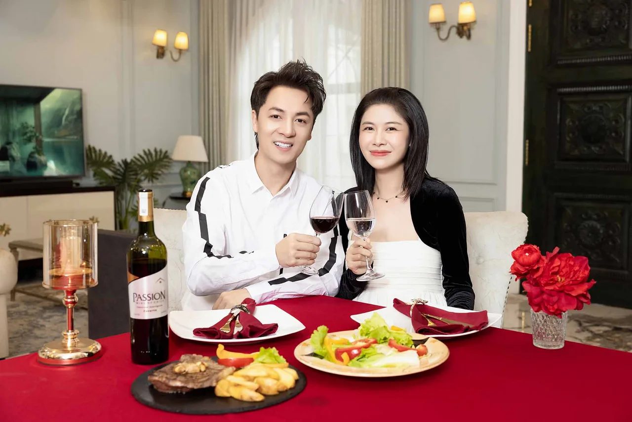gia đình đăng khôi đang thưởng thức rượu vang Passion