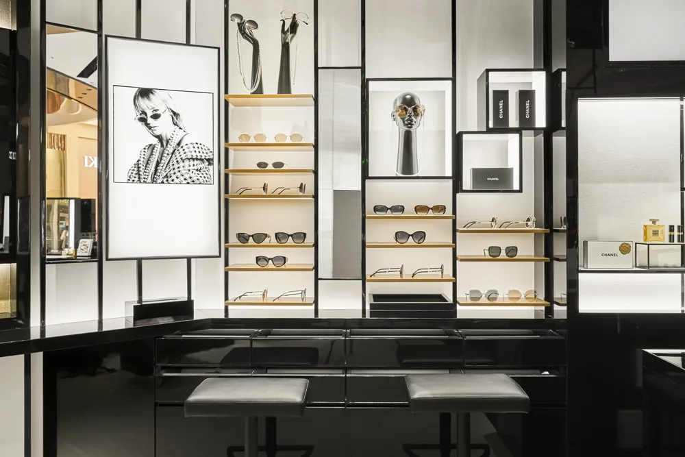 CHANEL cũng rất vui mừng thông báo rằng đây sẽ là boutique làm đẹp đầu tiên tại Việt Nam có một khu vực dành riêng cho Mắt kính. CHANEL cũng rất vui mừng thông báo rằng đây sẽ là boutique làm đẹp đầu tiên tại Việt Nam có một khu vực dành riêng cho Mắt kính.