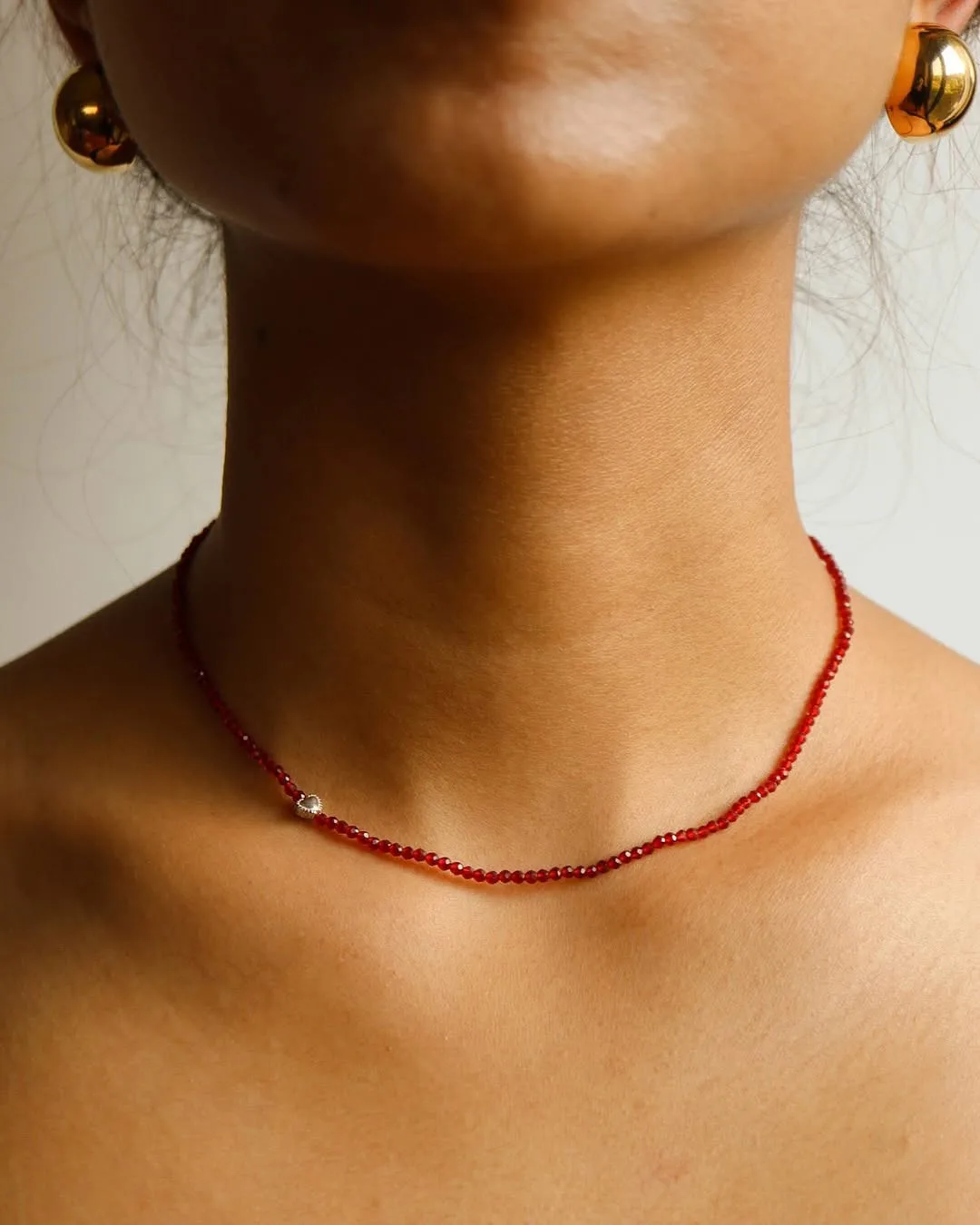 Thiết kế dây chuyền đá Garnet đỏ rực rỡ, điểm nhấn đầy kiêu hãnh cho các nàng cung Lửa.