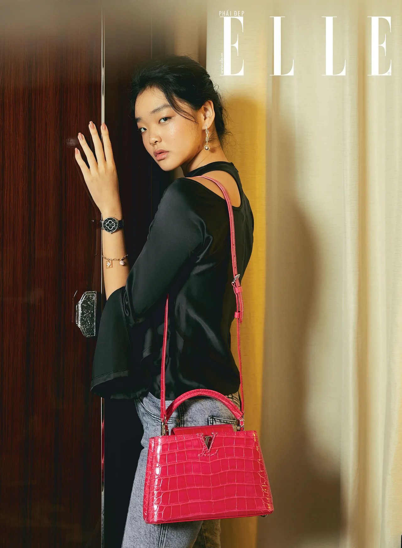 phụ kiện 7 cô gái đeo đồng hồ và túi xách louis vuitton