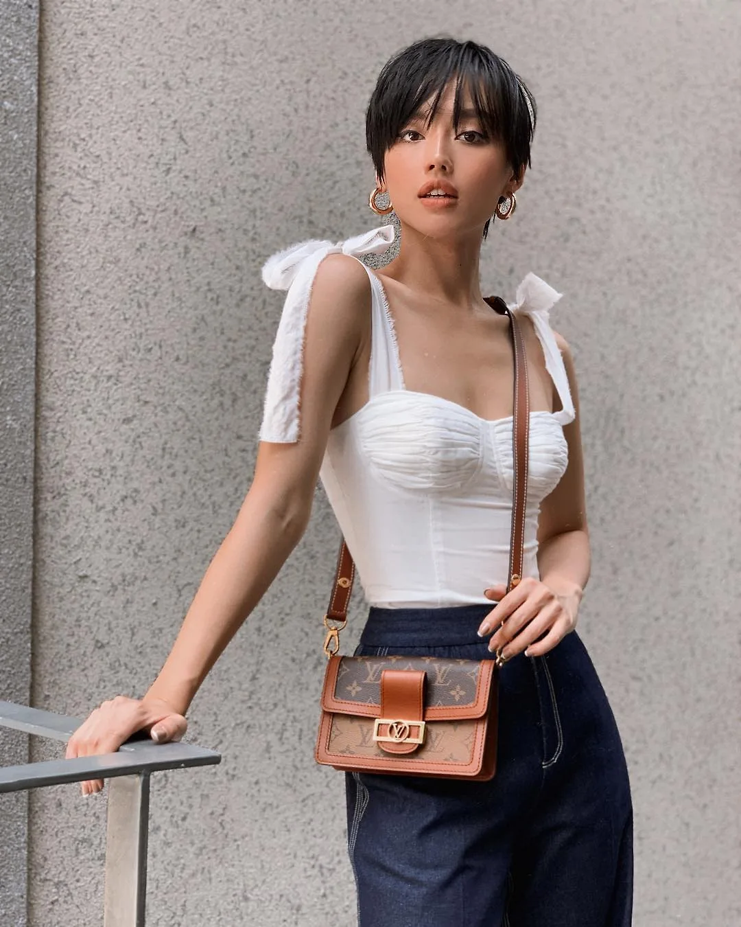 khánh linh mặc áo corset trắng thắt nơ quần jeans ống loe