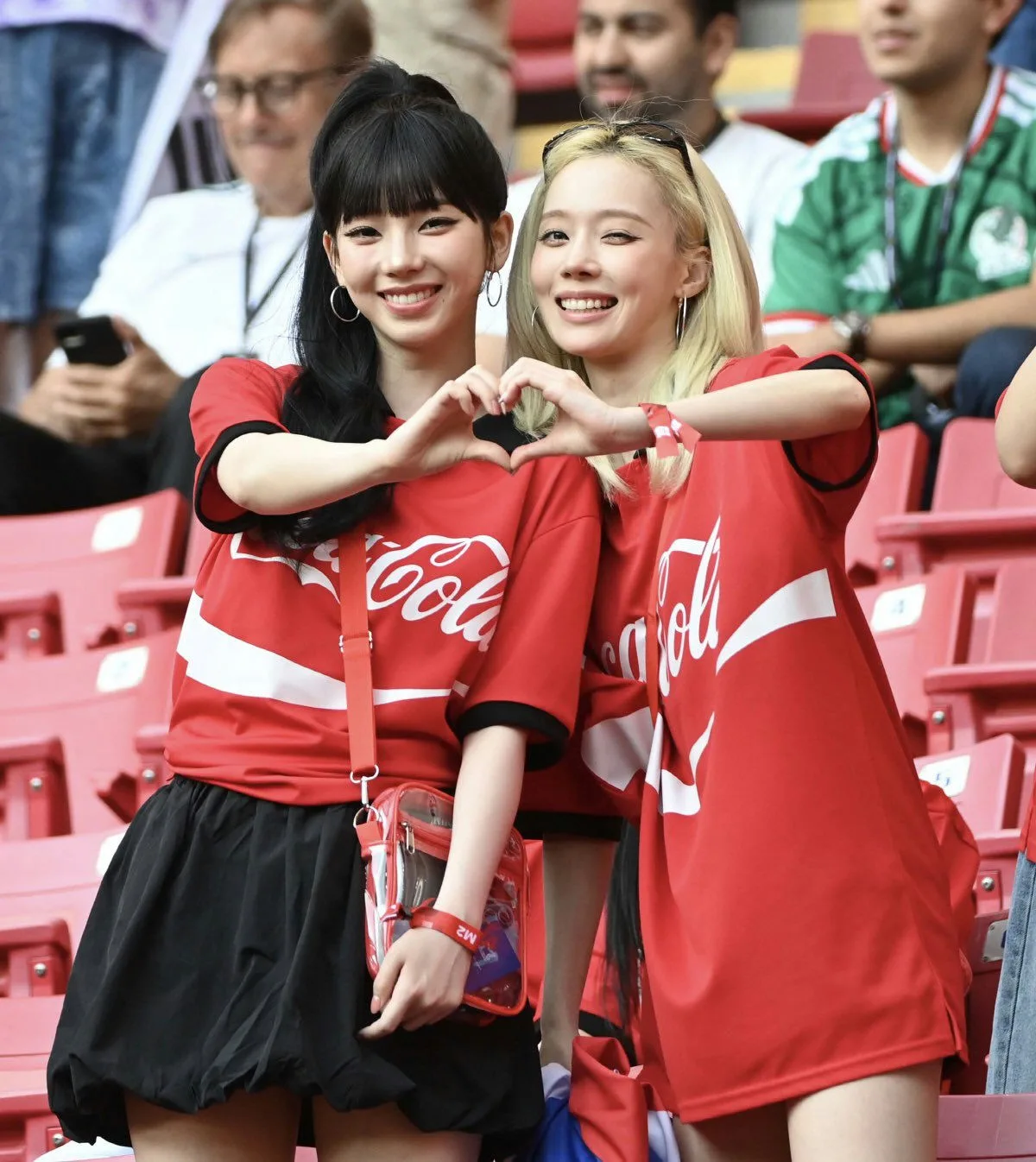 Karina và Winter (aespa) cổ vũ đội tuyển Hàn Quốc tại World Cup 2026.
