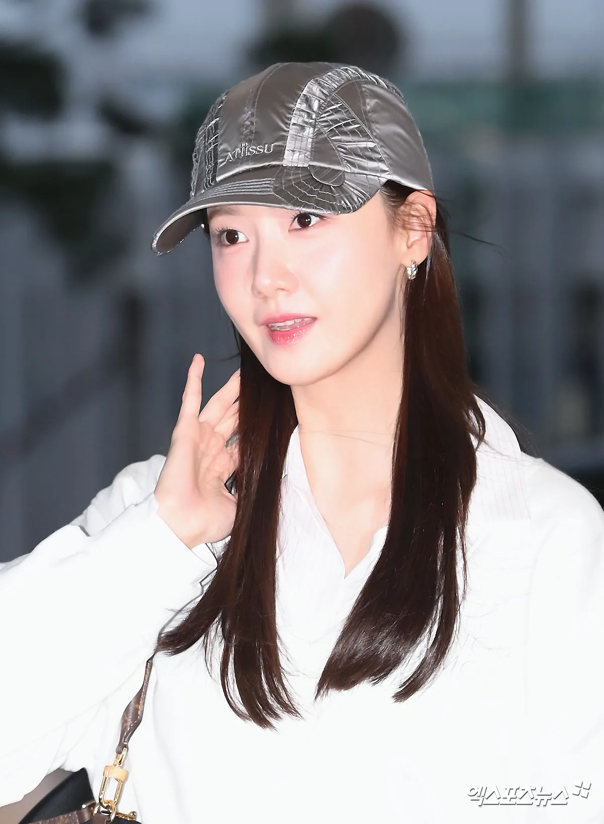 Yoona diện phụ kiện nó lưỡi trai