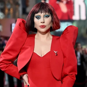 “Điên nữ Harley Quinn” Lady Gaga khuấy đảo thảm đỏ premiere “Joker: Folie à Deux”