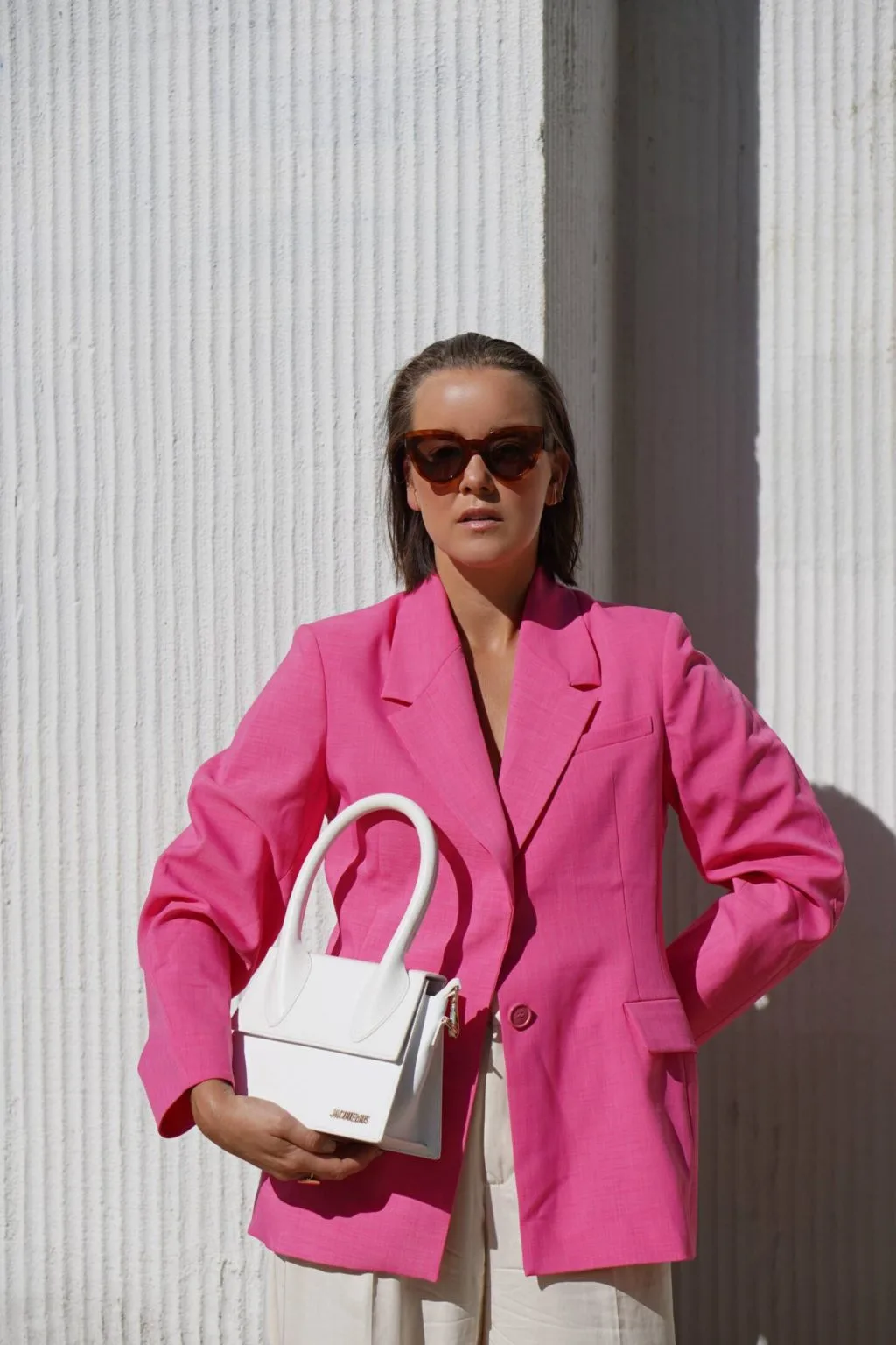 túi xách Le Chiquitin Jacquemus phối cùng blazer hồng cực chất