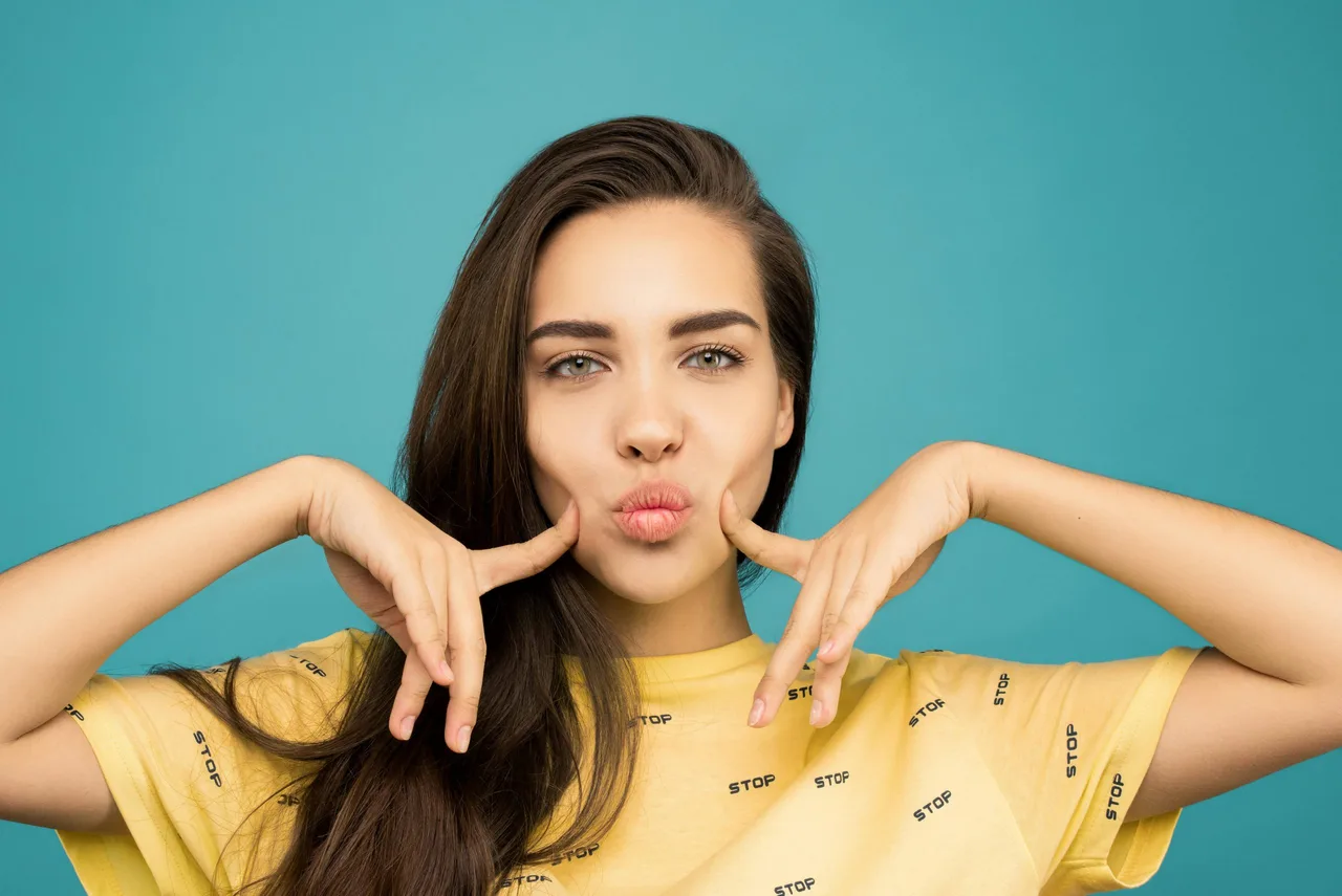 cô gái chu môi tập cơ mặt