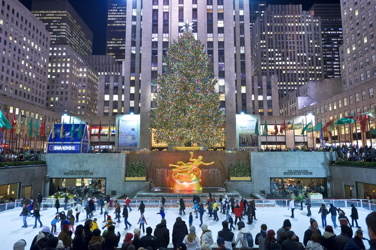 Cây thông Rockefeller Center ở New York là biểu tượng Giáng sinh nổi tiếng toàn cầu, được trang hoàng lộng lẫy bằng hơn 50.000 đèn LED và ngôi sao pha lê Swarovski