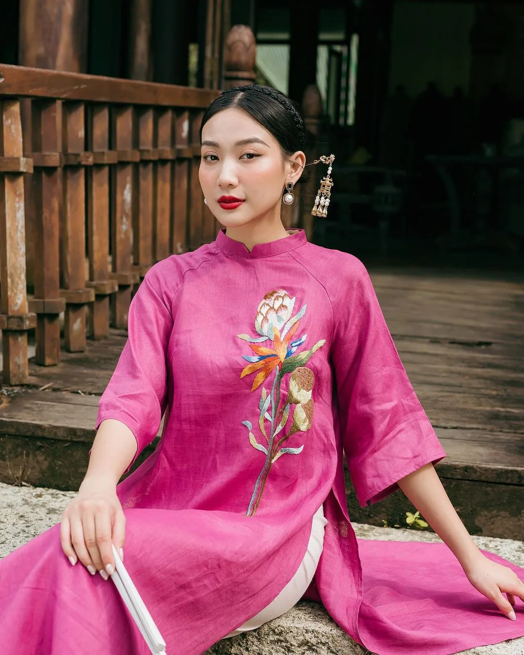 trang phục linen hoa văn thêu tay