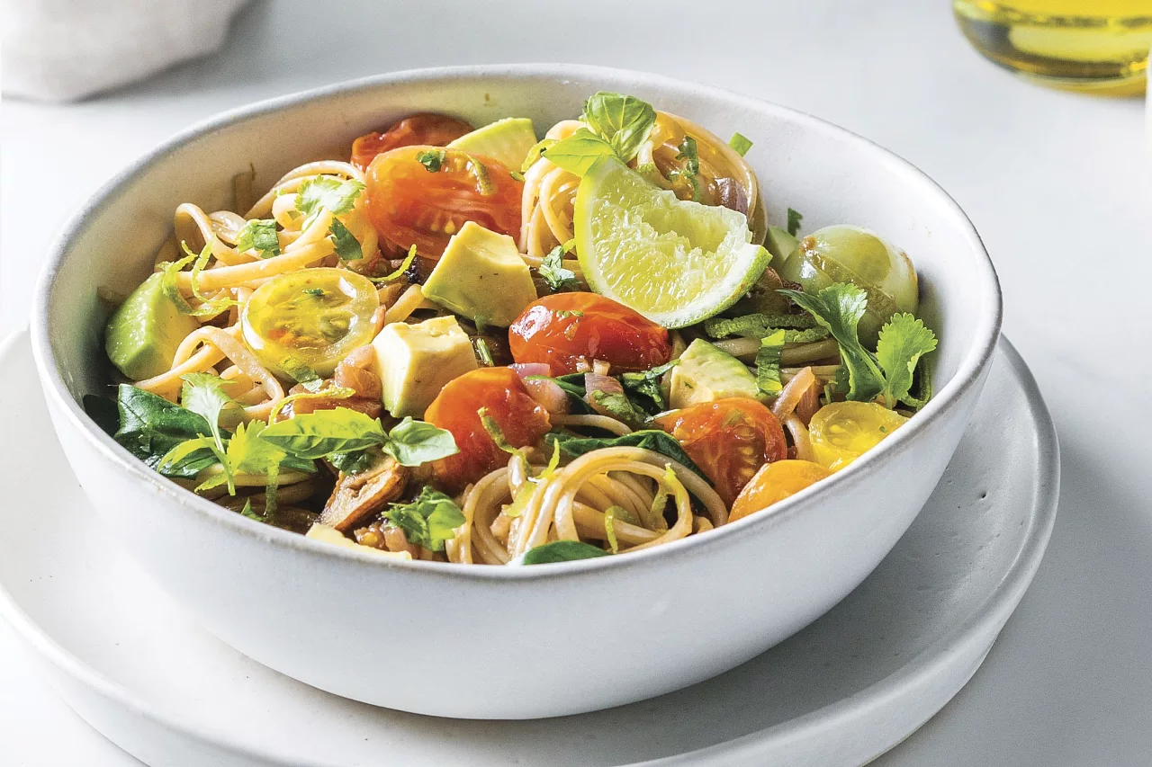 Linguine với bơ, cà chua và chanh