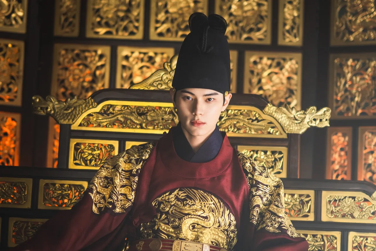 Vua Lee Heon trong "Ngự Trù của Bạo Chúa" cũng là một vị vua lạnh lùng nhưng vẫn biết rung động trong tình yêu. (Ảnh: TIME)