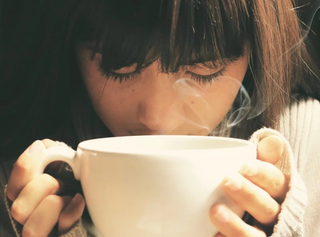 Sữa đậu nành-Cô gái cầm tách màu trắng. Sữa đậu nành-Cô gái cầm tách màu trắng.