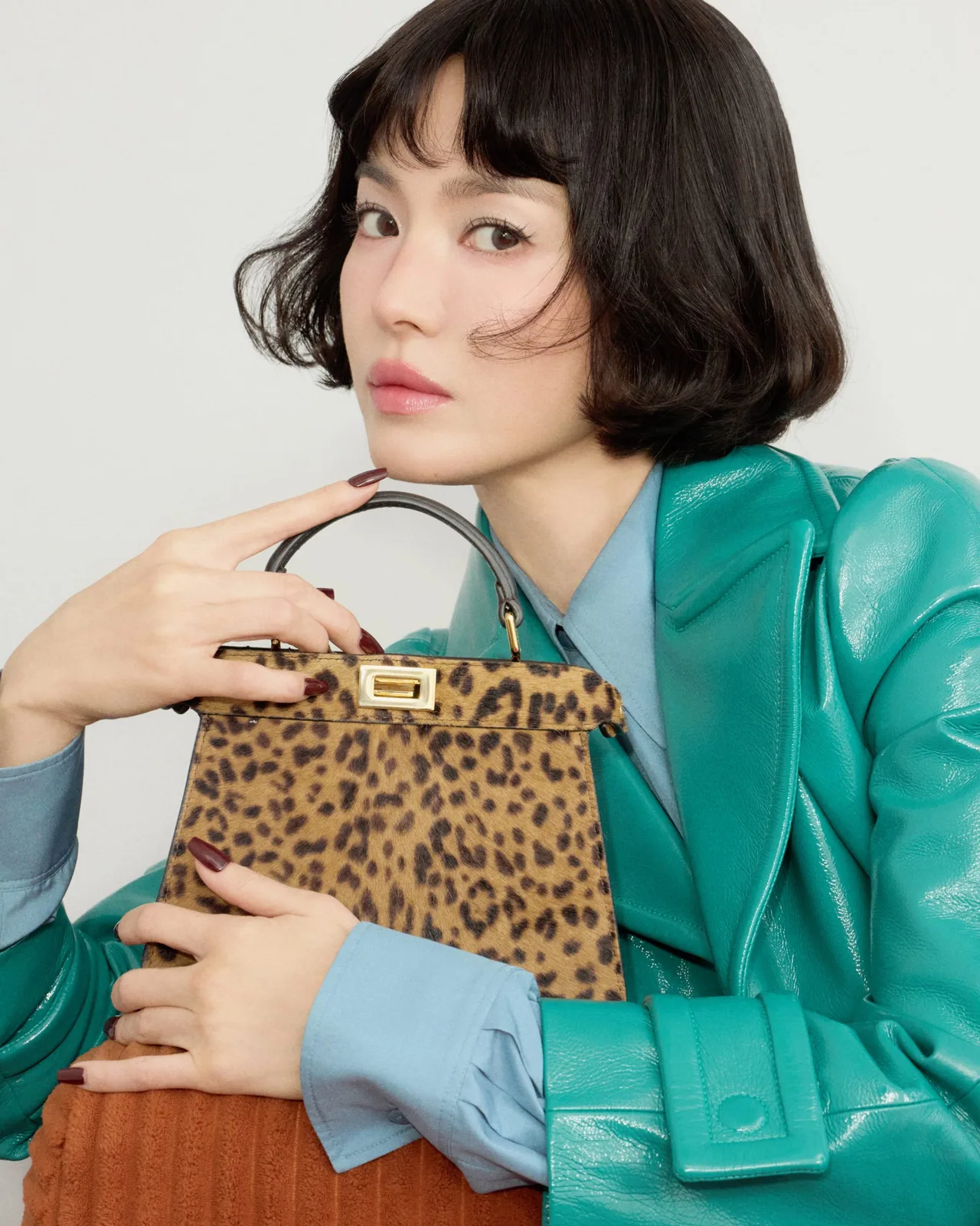 Song Hye Kyo và túi xách da beo trong chiến dịch Fendi Peekapoo