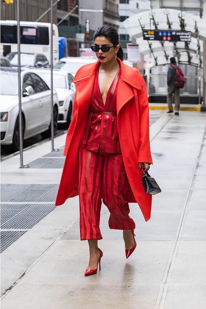 Bắt kịp xu hướng thời trang túi xách siêu nhỏ cùng dàn fashionista thế giới 12