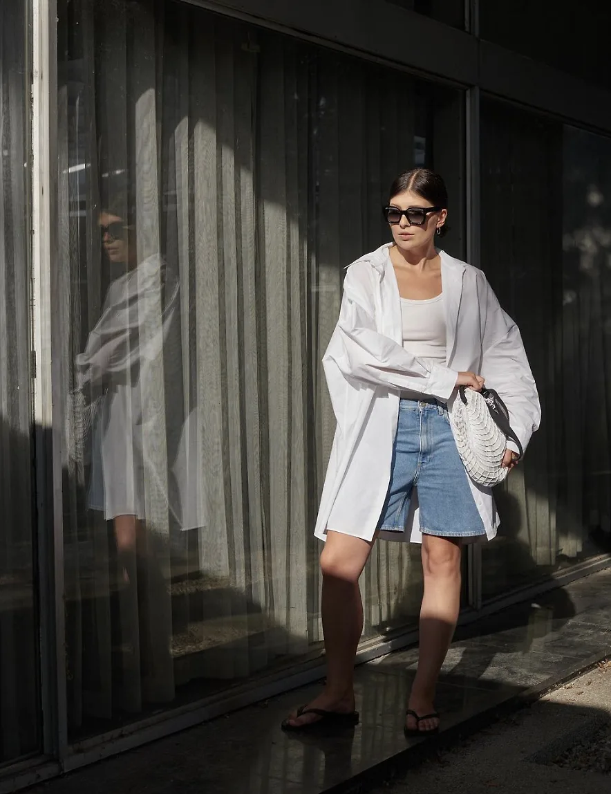 áo tank top phối áo sơ mi oversized và quần đùi jeans dưới nắng