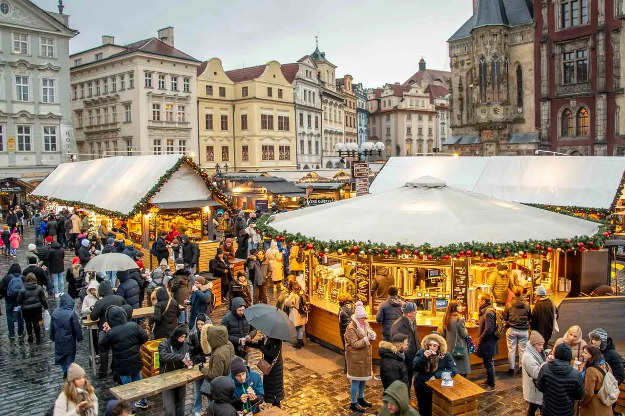 Khu chợ Giáng sinh Prague là chuỗi các chợ lễ hội rực rỡ diễn ra tại các quảng trường ở thủ đô Prague, Cộng hòa Séc