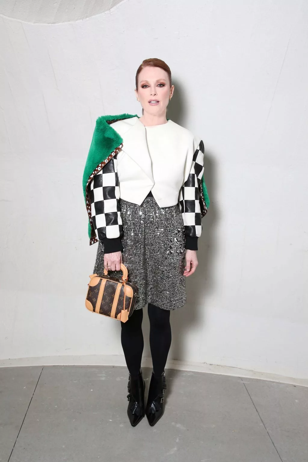 Julianne Moore diện túi mini luggage bag