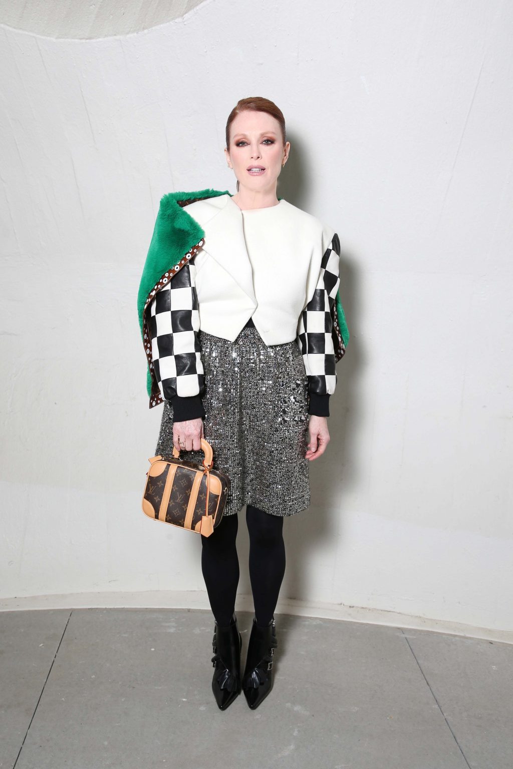 Julianne Moore diện túi mini luggage bag