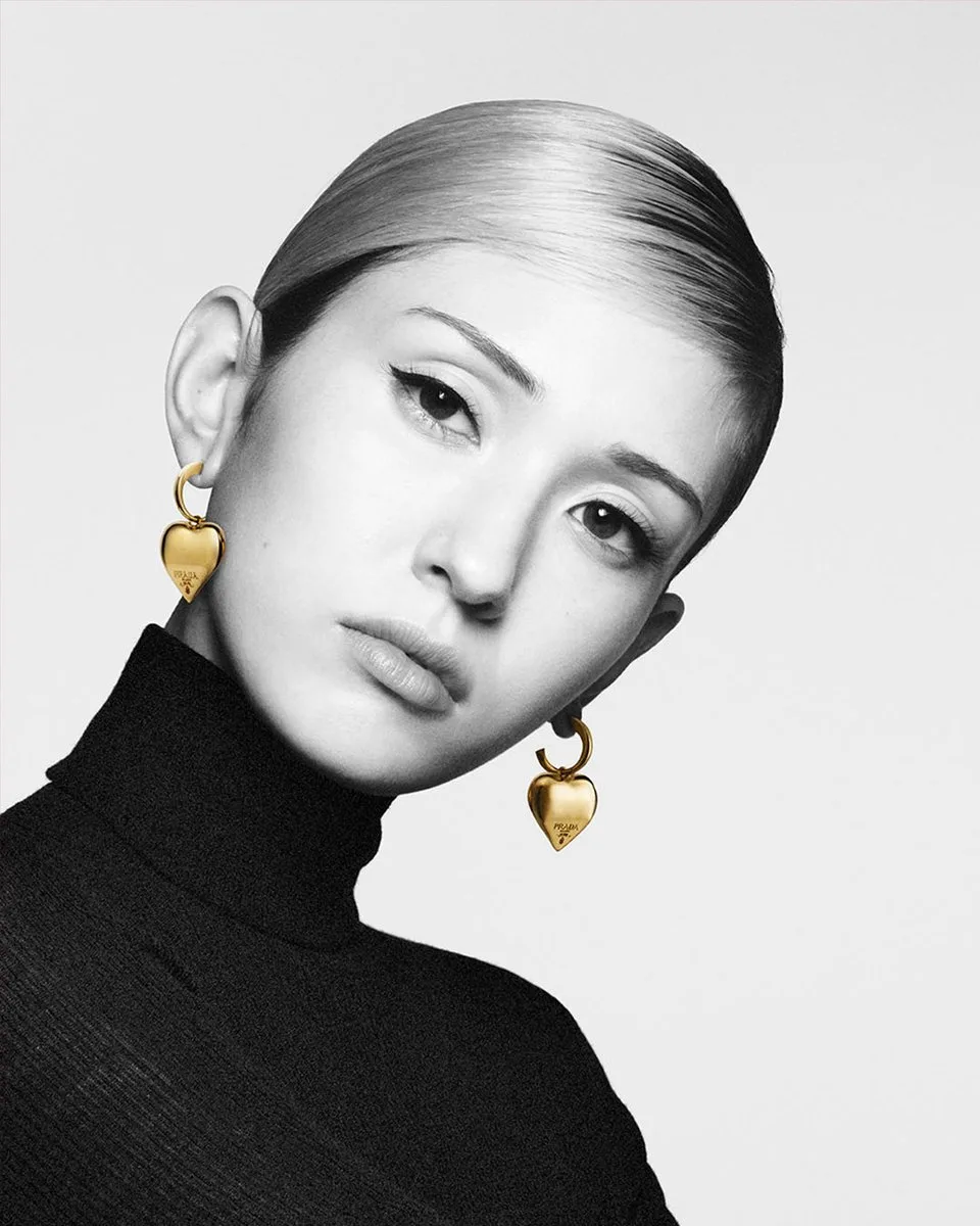 Somi đeo trang sức của Prada cho chiến dịch Eternal Gold