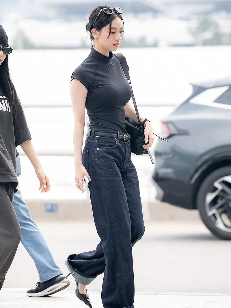 Áo cổ lọ và quần jeans