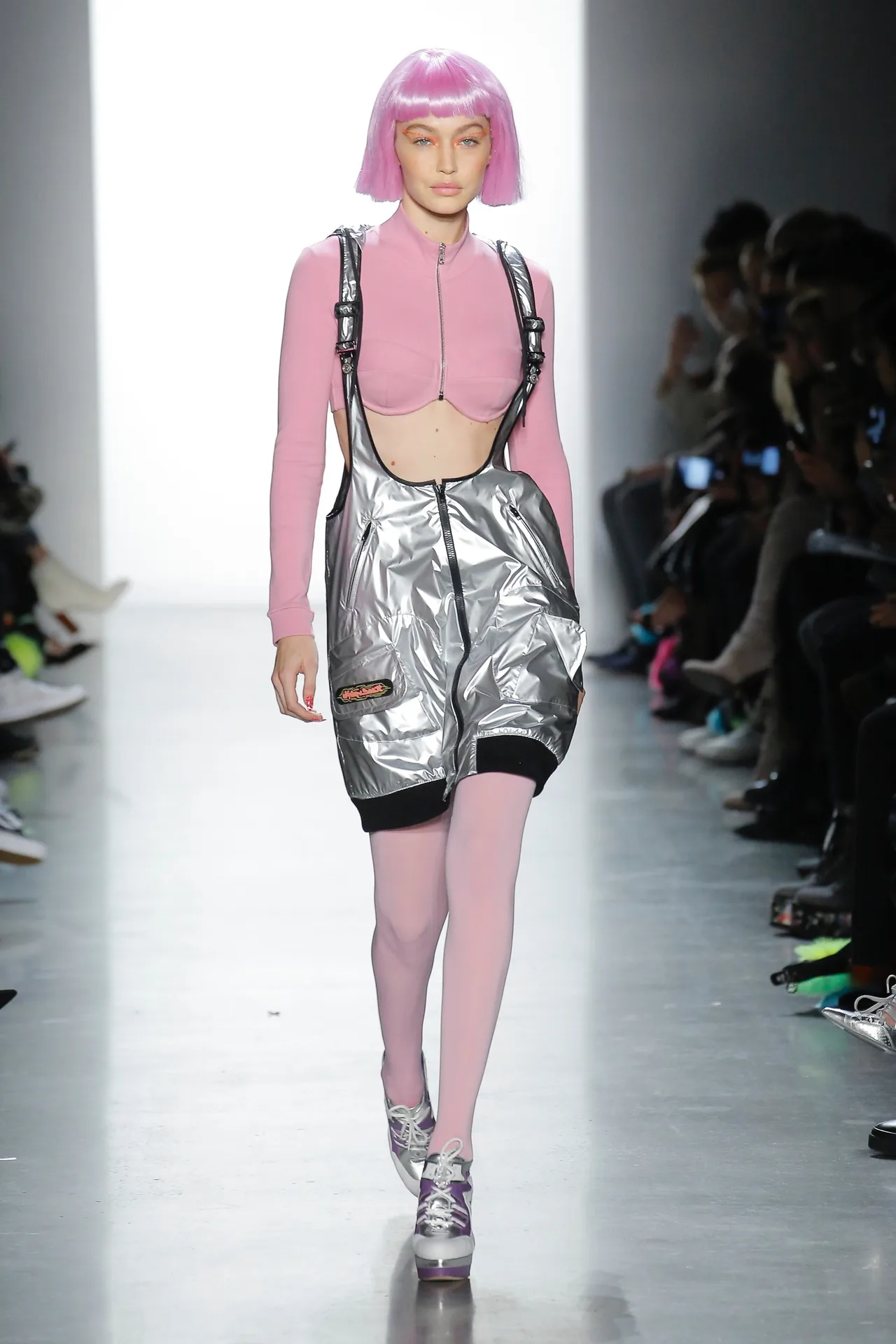 Thương hiệu Jeremy Scott Ready-to-wear Thu-Đông 2018: Rực rỡ sắc màu viễn tưởng 14 Thương hiệu Jeremy Scott Ready-to-wear Thu-Đông 2018: Rực rỡ sắc màu viễn tưởng 14