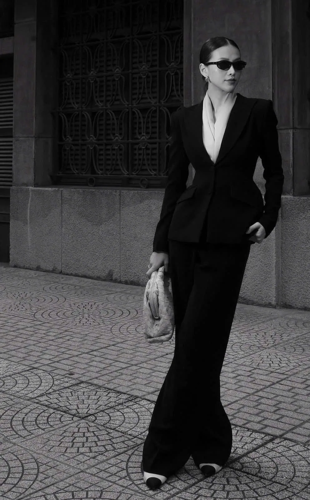 Suit nữ đen cách tân