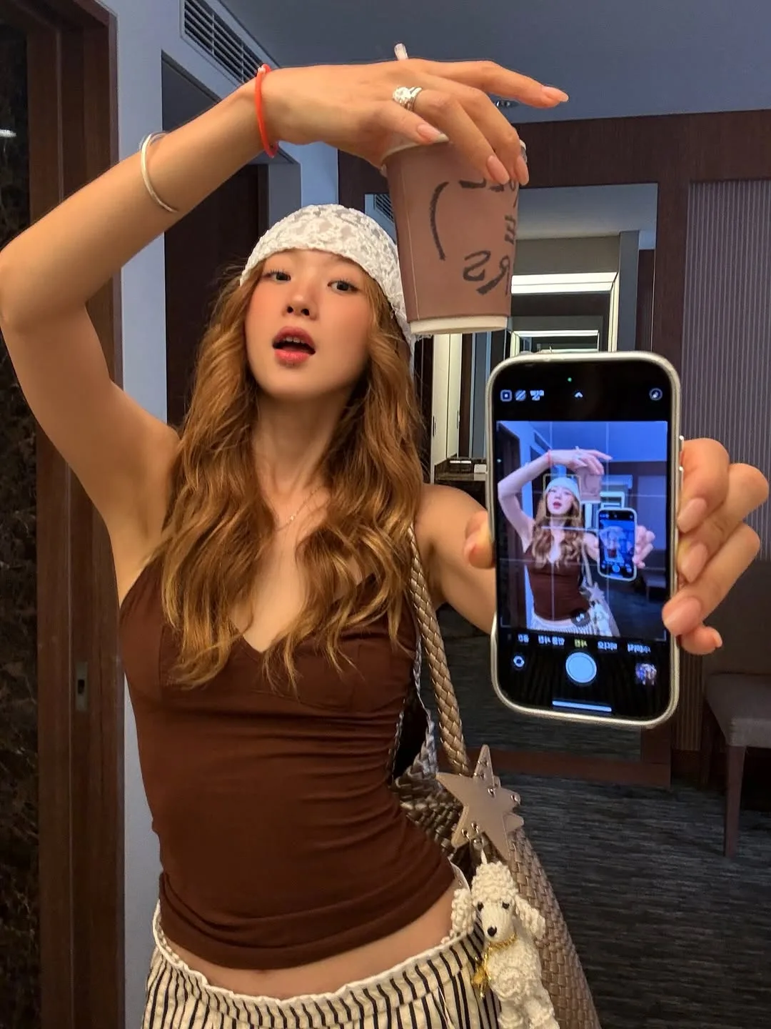 j876my diện áo cổ chữ V