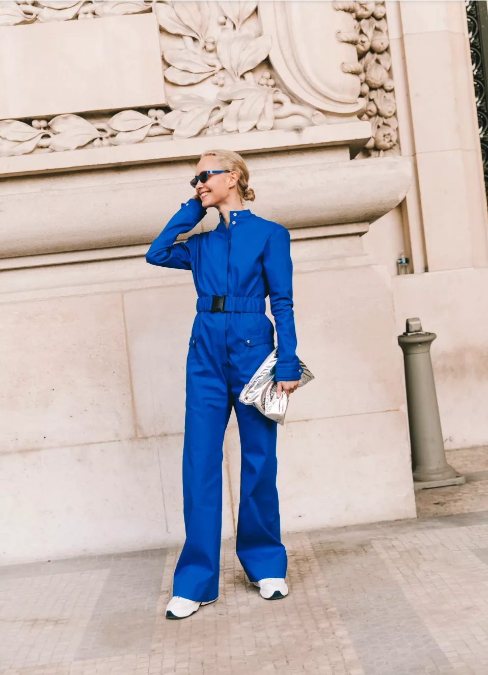 Jumpsuit xanh cobalt nổi bật cùng sneakers trắng