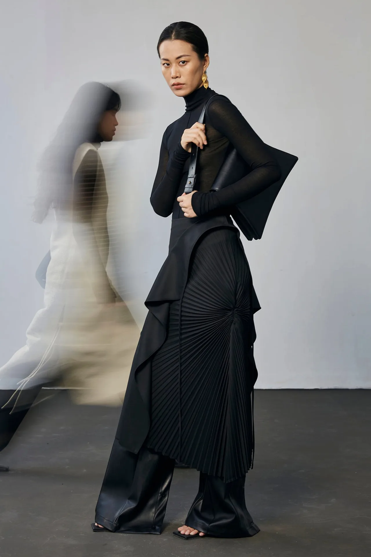 2 người mẫu subtle studios collection