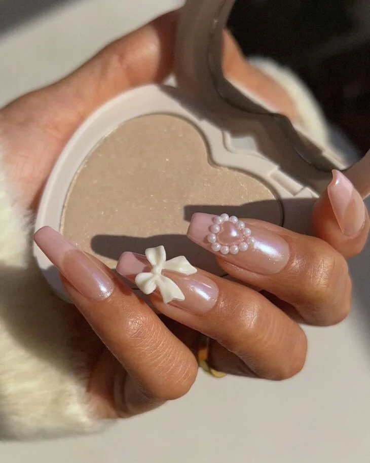 Mẫu nail coquette với hoạ tiết ruy băng và ngọc trai nữ tính. Ảnh: Instagram@ overglowedit. Mẫu nail coquette với hoạ tiết ruy băng và ngọc trai nữ tính. Ảnh: Instagram@ overglowedit.