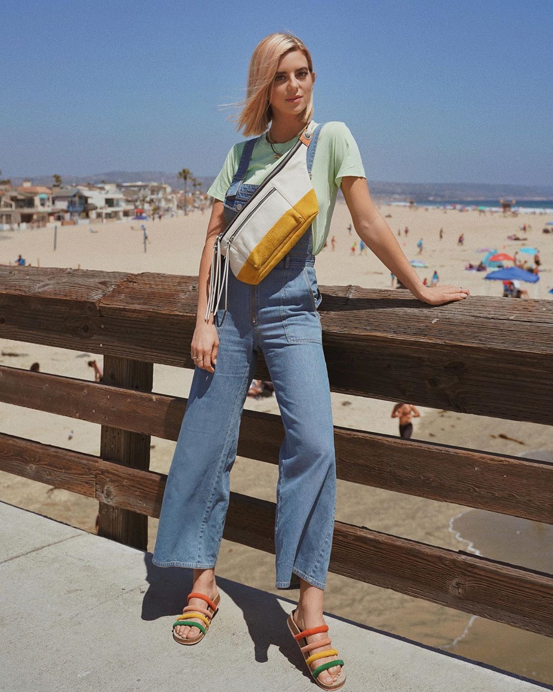 Cô gái mặc áo thun, quần jeans, mang dép nữ nhiều màu