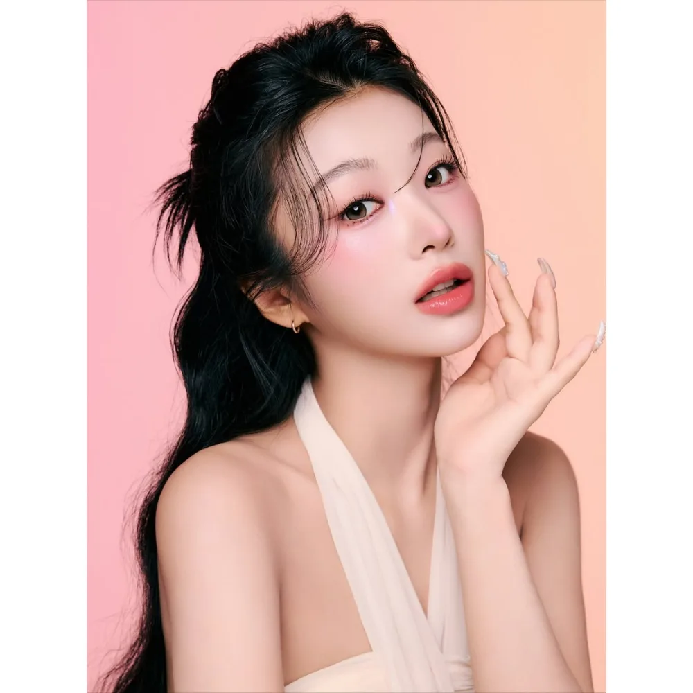 Cô gái tạo dáng với layout trang điểm tươi tắn.