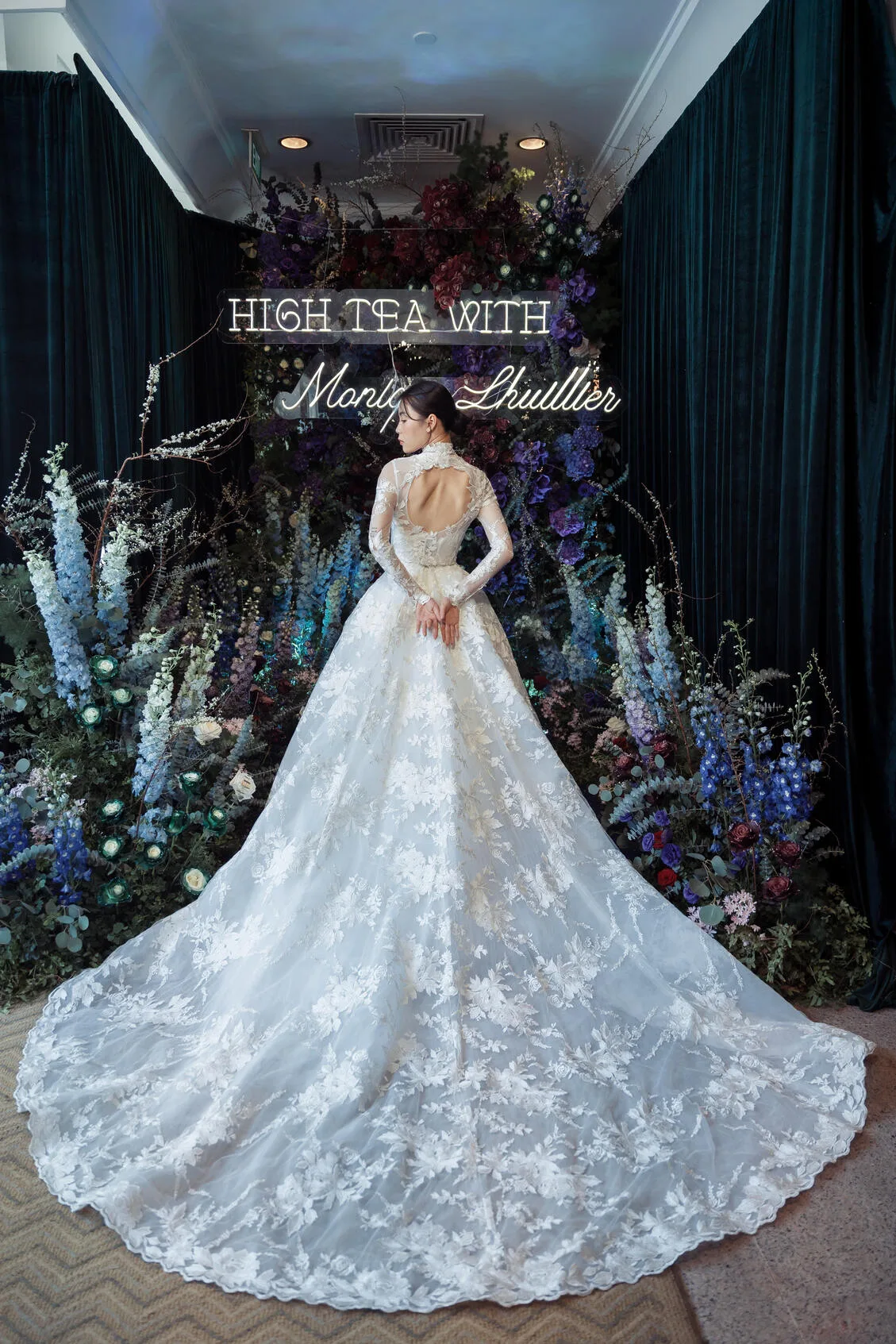 vay cuoi Monique Lhuillier