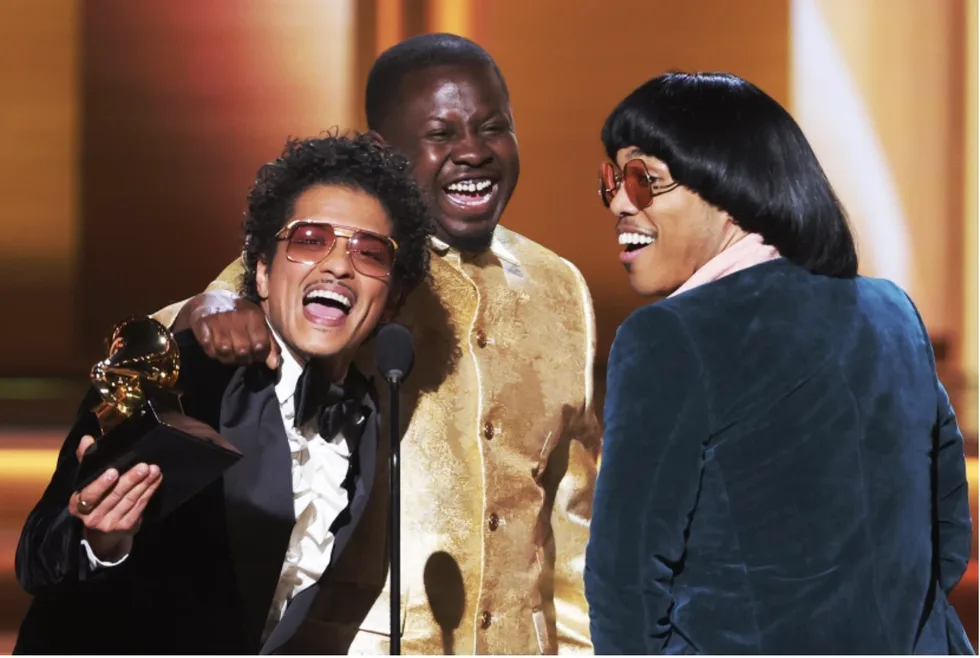 bruno mars đeo kiếng